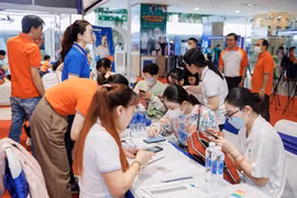 Các doanh nghiệp tham gia tuyển dụng. (Ảnh: Thu Hoài/TTXVN)