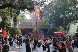 Người dân Thủ đô đi du Xuân lễ Tứ trấn Thăng Long mùng 3 Tết