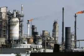 Nhà máy lọc dầu ở Texas, Mỹ. (Ảnh: AFP/TTXVN)