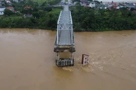 Cầu Phong Châu (Phú Thọ) bị sập, sáng 9/9. (Ảnh: Tạ Toàn/TTXVN)
