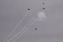IDF xác nhận ít nhất 100 quả tên lửa đã được bắn từ Liban. (Nguồn: AFP)