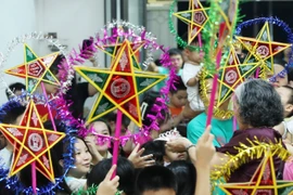 Trẻ em xóm ven sông phường Yên Phụ, quận Tây Hồ vui tươi đón Trung thu. (Ảnh: Quốc Khánh/TTXVN)