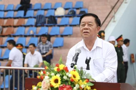 Trưởng Ban Tuyên giáo Trung ương Nguyễn Trọng Nghĩa phát biểu động viên các khối tham gia diễu binh, diễu hành kỷ niệm 70 năm Chiến thắng Điện Biên Phủ. (Ảnh: Xuân Tư/TTXVN)