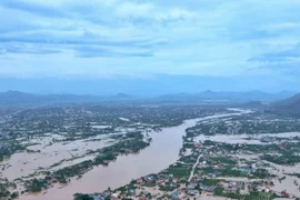 Nước lũ dâng cao cô lập nhiều nơi ở Bắc Giang