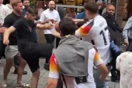 Cổ động viên Anh và Đức ẩu đả. (Nguồn: telegraph)