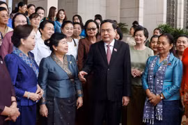 Chủ tịch Quốc hội Trần Thanh Mẫn với đại biểu Hội Phụ nữ và nữ doanh nhân Campuchia và Lào. (Ảnh: Doãn Tấn/TTXVN)