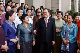 Chủ tịch Quốc hội Trần Thanh Mẫn với đại biểu Hội Phụ nữ và nữ doanh nhân Campuchia và Lào. (Ảnh: Doãn Tấn/TTXVN)