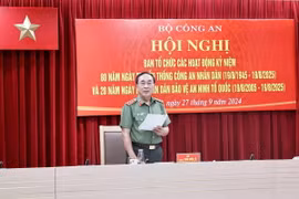 Thượng tướng Trần Quốc Tỏ, Ủy viên Trung ương Đảng, Thứ trưởng Bộ Công an, Phó Trưởng Ban Tổ chức triển khai các hoạt động kỷ niệm 80 Ngày truyền thống Công an nhân dân và 20 năm Ngày hội toàn dân bảo vệ an ninh Tổ quốc phát biểu. (Ảnh: Doãn Tấn/TTXVN)