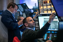 Giao dịch viên tại Sàn chứng khoán New York, Mỹ, ngày 31/1/2024. (Ảnh: THX/TTXVN)