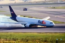 Máy bay của FedEx Express hạ cánh khẩn cấp. (Nguồn: AA)