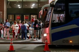 Người di cư di chuyển bằng xe buýt tại thành phố New York. (Ảnh: dw)