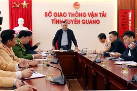 Ông Khuất Việt Hùng, Phó Chủ tịch Chuyên trách Ủy ban ATGT Quốc gia tại cuộc họp nhanh với các lực lượng chức năng để đánh giá và làm rõ nguyên nhân vụ tai nạn. (Ảnh: Quang Cường/TTXVN)