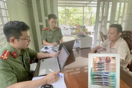 Cơ quan Công an bắt đối tượng Trương Hoàng Ân là chủ mưu cầm đầu đường dây tàng trữ, lưu hành tiền giả cùng tang vật vụ án.