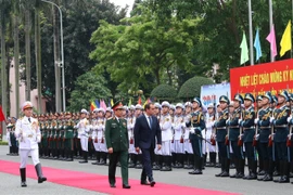 Bộ trưởng Quốc phòng Phan Văn Giang và Bộ trưởng Quân đội Pháp Sébastien Lecornu duyệt Đội danh dự Quân đội Nhân dân Việt Nam tại lễ đón. (Ảnh: Trọng Đức/TTXVN)