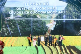 Thứ trưởng Bộ trưởng Văn hóa, Thể thao và Du lịch Hồ An Phong trao Quyết định công nhận Khu du lịch Quốc gia Mộc Châu cho lãnh đạo huyện Vân Hồ và Mộc Châu. (Ảnh: Quang Quyết/TTXVN)