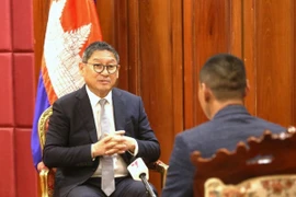 Phó Thủ tướng, Bộ trưởng Ngoại giao và Hợp tác quốc tế Campuchia Sok Chenda Sophea (bên trái) trả lời phỏng vấn phóng viên TTXVN thường trú tại Phnom Penh. (Ảnh: Hoàng Minh/TTXVN)