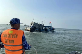Lực lượng Cảnh sát biển phát hiện tàu TG - 91387TS chở dầu trái phép trên vùng biển Tây Nam. (Ảnh: TTXVN phát)