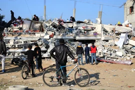 Một tòa nhà bị phá hủy sau cuộc không kích của Israel tại Rafah, Dải Gaza, ngày 26/2. (Ảnh: THX/TTXVN)