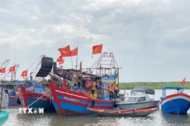 Người dân ứng phó áp thấp nhiệt đới. (Nguồn: TTXVN)