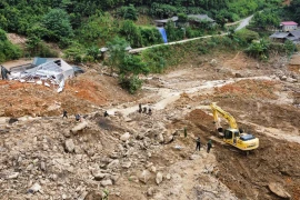 Lực lượng công an, quân đội cùng máy móc cơ giới nỗ lực, khẩn trương tìm kiếm các nạn nhân đang mất tích. (Ảnh: Hoàng Hiếu/TTXVN)