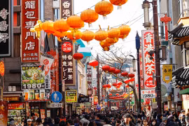 Khu Phố người Hoa tại thành phố Yokohama, tỉnh Kanagawa (Nhật Bản) được trang hoàng lộng lẫy đón Tết Nguyên đán. (Ảnh: Xuân Giao/TTXVN)