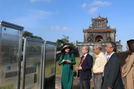 Du khách tham quan triển lãm “Kinh thành Huế - dấu xưa còn lại.” (Ảnh: Mai Trang/TTXVN)