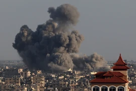 Khói bốc lên sau vụ oanh kích của Israel xuống thành phố Khan Yunis, Dải Gaza ngày 24/1/2024. (Ảnh: AFP/TTXVN)