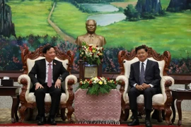 Tổng Bí thư, Chủ tịch nước Lào Thongloun Sisulith tiếp thân mật Phó Chủ tịch Quốc hội Việt Nam Nguyễn Khắc Định và Đoàn. (Ảnh: Xuân Tú/TTXVN)