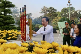 Chủ tịch Ủy ban Nhân dân Thành phố Hồ Chí Minh Phan Văn Mãi dâng hương các Mẹ Việt Nam Anh hùng, Anh hùng Liệt sỹ. (Ảnh: Thanh Vũ/TTXVN)