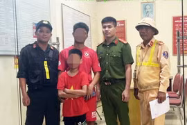 Tổ công tác đã bàn giao cháu bé về cho gia đình.