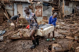 Người dân dọn dẹp sau mưa lũ tại Nairobi, Kenya ngày 25/4/2024. (Ảnh: AFP/TTXVN)