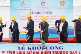 Các đại biểu thực hiện nghi thức khởi công xây dựng công trình. (Ảnh: Hoàng Nguyên/TTXVN)