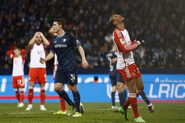 Bayern Munich (áo trắng-đỏ) thua trận thứ 3 liên tiếp. (Nguồn: Reuters)
