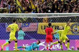 Malaysia (áo vàng) gây bất ngờ khi cầm hòa Hàn Quốc 3-3. (Ảnh: AFP/TTXVN)