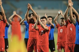 Cầu thủ Việt Nam buồn bã sau trận thua Indonesia ở Mỹ Đình. (Ảnh: Minh Quyết/TTXVN)