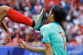 Hãi hùng hình ảnh cầu thủ Trung Quốc bị đạp vào mặt ở Asian Cup 2023