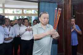 Chủ tịch nước Tô Lâm dâng hương tưởng nhớ Chủ tịch Hồ Chí Minh. (Ảnh: Nhan Sáng/TTXVN)