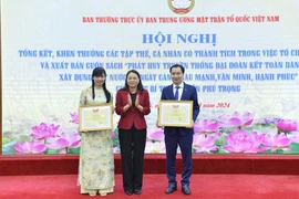 Bà Nguyễn Thị Thu Hà trao Bằng khen của Ủy ban Trung ương MTTQ Việt Nam cho 2 tập thể có thành tích xuất sắc trong việc tổ chức bản thảo và xuất bản cuốn sách của Tổng Bí thư Nguyễn Phú Trọng. (Ảnh: Minh Đức/TTXVN)