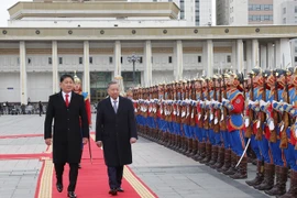 Tổng Bí thư, Chủ tịch nước Tô Lâm cùng Tổng thống Mông Cổ Ukhnaagiin Khurelsukh duyệt đội danh dự. (Ảnh: Trí Dũng/TTXVN)