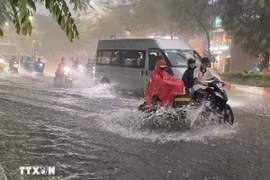 Mưa lớn gây ngập tại Hà Nội hôm 13/8. (Ảnh: Minh Quyết/TTXVN)