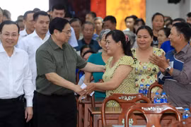 Thủ tướng Phạm Minh Chính với đối tượng chính sách, người có hoàn cảnh khó khăn tham dự chương trình. (Ảnh: Văn Điệp/TTXVN)