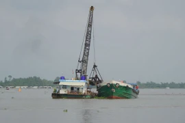 Phương tiện khai thác khoáng sản (cát) trên sông Tiền, đoạn thuộc huyện Châu Thành, tỉnh Đồng Tháp. (Ảnh: Nhựt An/TTXVN)