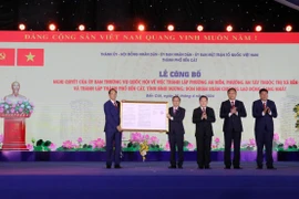 Thượng tướng Trần Quang Phương, Ủy viên Trung ương Đảng, Phó Chủ tịch Quốc hội, trao Nghị quyết của Ủy ban Thường vụ Quốc hội thành lập thành phố Bến Cát thuộc tỉnh Bình Dương. (Ảnh: Dương Chí Tưởng/TTXVN)