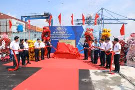Các đại biểu thực hiện nghi thức gắn biển hoàn thành xây dựng cầu cảng số 3, 4 Cảng cửa ngõ Quốc tế Hải Phòng-Khu bến cảng Lạch Huyện. (Ảnh: Hoàng Ngọc/TTXVN)