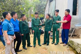 Lãnh đạo Ban Chỉ huy quân sự huyện, xã Kim Bôi động viên hai anh em Quách Chí Bảo và Quách Xuân Bắc trước khi lên đường nhập ngũ. (Nguồn: Báo Hòa Bình)