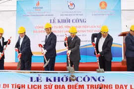 Các đại biểu thực hiện nghi thức khởi công xây dựng công trình. (Ảnh: Hoàng Nguyên/TTXVN)