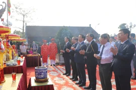 Phó Thủ tướng Trần Hồng Hà cùng các đại biểu thực hiện nghi thức lễ tế, dâng hương tại Văn Miếu Hà Tĩnh. (Ảnh: Hoàng Ngà/TTXVN)
