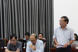 Ông Nguyễn Đình Thoan, Phó Giám đốc Sở Y tế tỉnh Khánh Hòa thông tin tại cuộc họp. (Ảnh: Phan Sáu/TTXVN)