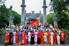 Đoàn chụp ảnh lưu niệm trước Đền Quốc Tổ Lạc Long Quân. (Nguồn: Báo Người Lao động)