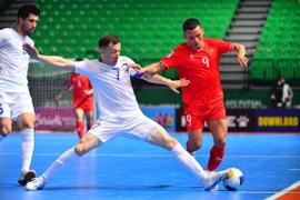 Futsal Việt Nam (áo đỏ) thua ngược trước Futsal Uzbekistan. (Nguồn: UFA)